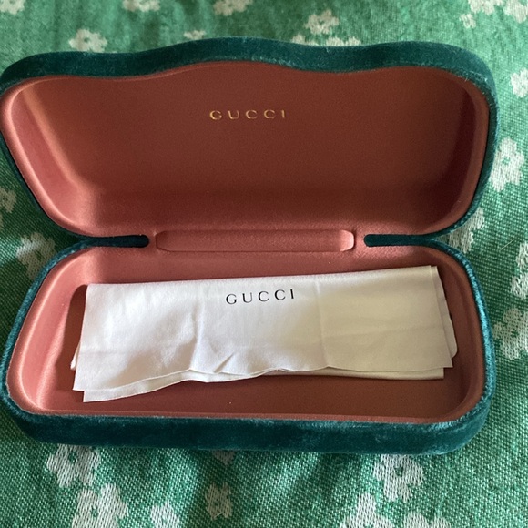 Authentic Gucci sunglasses!! Zero scratches and like new condition ❤️💚❤️ - Picture 3 of 7